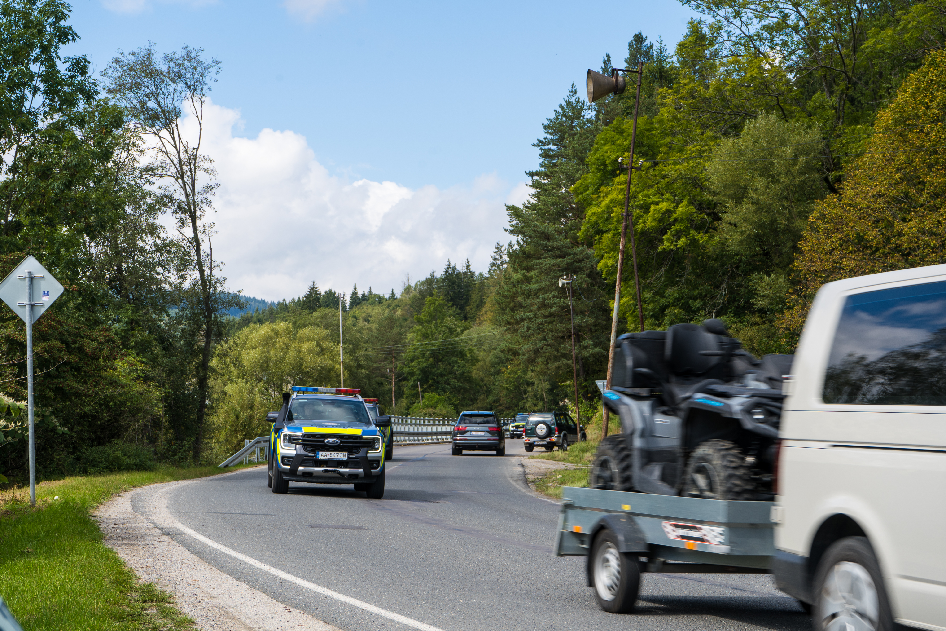 Policajné autá cestou na cvičenie Policajné autá cestou na cvičenie